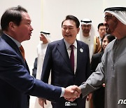 UAE 대통령과 악수하는 최태원 회장