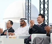 바라카 원전 3호기 가동 축하하는 한·UAE 정상