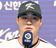 [포토]WBC 대표팀 김하성, '에드먼과 호흡을 맞춰서...'