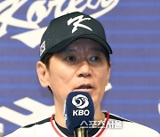 [포토]WBC 출전 각오 밝히는 이강철 감독