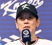 [포토]WBC 대표팀 이강철 감독, '주장은 김현수!'