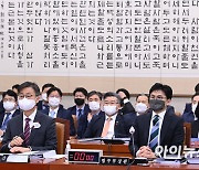 [포토]최재해 감사원장-한동훈 법무장관, 법사위 출석