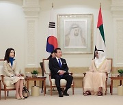 尹, '300억불 투자 약속' UAE 무함마드에 "신뢰 잊지 않겠다"