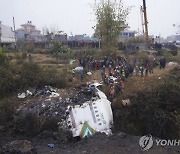 "네팔 추락 여객기 한국인 추정 시신 2구 확인"