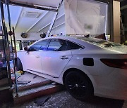 Man rams car into store after owner refuses to give plastic bag