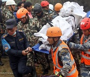 [속보] 외교부 "네팔 추락, 우리 국민 추정 2구 시신 확인"