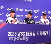 [MD포토] 취재진 질문에 답하는 WBC대표팀 이강철 감독