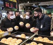 과일 상태 살펴보는 이성희 농협중앙회장