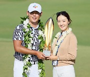 남편 우승 지켜본 오지현 "당분간은 김시우 아내로 내조"