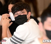 박세웅, 'WBC 동료들 바라보며' [사진]