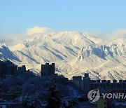 눈 덮인 울산바위와 설악산