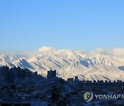 눈 덮인 울산바위와 설악산