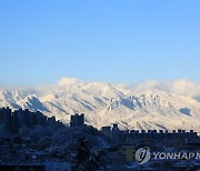 눈 덮인 울산바위와 설악산