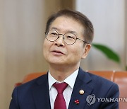 [동정] 이정식 노동장관, 설 앞두고 대전 전통시장·아동양육시설 방문