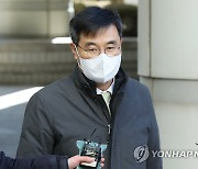 첫 공판 출석하는 전익수 전 공군 법무실장