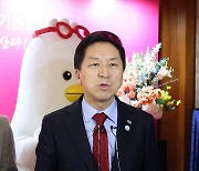 취재진 질문에 답하는 김기현 의원