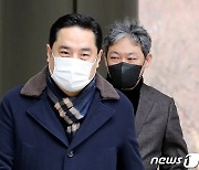 법정 향하는 강용석 변호사와 김용호