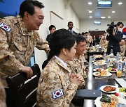 윤 대통령 부부, 아크부대 장병 가족과 화상통화