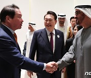 모하메드 UAE 대통령과 악수하는 최태원 회장