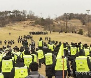 [포토]스카이72 골프장에 진입하는 법원 집행 관계자들