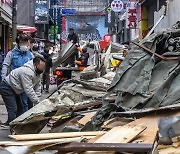 [포토] `기습 철거` 명동 노점상 잔해물 치우는 중구청 관계자들