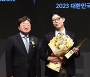 [포토] 변준원 설로인 대표이사, '2023 대한민국 퍼스트브랜드 대상' 최고경영자 부문 수상