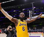 '킹' 대폭발, 4쿼터 20점 등 48점 …NBA 레이커스, 휴스턴 제압