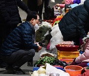 시장상인과 대화하는 장충남 남해군수