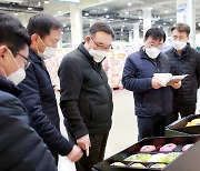 [포토] 농협경제지주 우성태 농업경제대표 안성물류센터서 농산물 수급점검