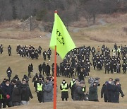 대치하는 법원 강제집행관들과 용역업체 직원들