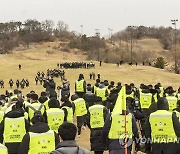 '스카이72' 골프장 강제집행, 법원 강제집행관 용역업체 대치