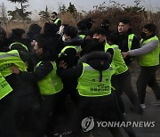 충돌한 법원 강제집행관들과 용역업체 직원들