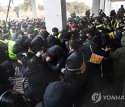 충돌한 법원 강제집행관들과 용역업체 직원들