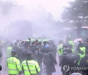 법원 강제집행관들과 용역업체 직원들 대치