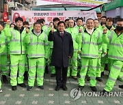 박강수 마포구청장, 환경공무관에 직접 제작한 핫팩 목도리 전달