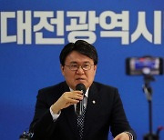 대전시정 비판하는 황운하 민주 대전시당위원장