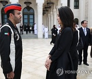 공군1호기 호위비행 조종사 격려하는 김건희 여사