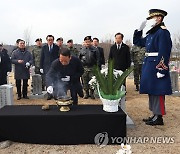 '용서와 화해의 첫걸음' 5·18 단체 계엄군 묘역 첫 참배