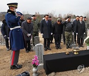 '용서와 화해의 첫걸음' 5·18 단체 계엄군 묘역 첫 참배