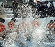 화천산천어축제 '겨울 물놀이'