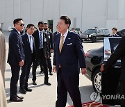 공군1호기로 이동하는 윤석열 대통령