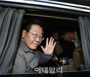 [포토]'차량 타고 인사하는 이재명 대표'