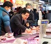 [포토] 문헌일 구로구청장 '장터 달구미'