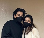 고소영, 박효신 옆 깜찍 볼하트…'나이 넘은' 절친 우정 ing [N샷]