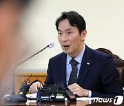 이복현 "은행, 위기 극복 필요한 역할해달라"