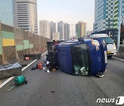 부산 고가도로서 포터 전도…도주한 만취 50대 운전자 검거