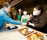 매장 직원과 인사하는 한덕수 총리