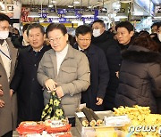 식당 들어가는 이재명 대표