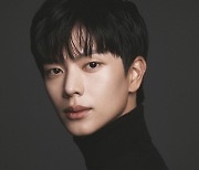 육성재, 냉온매력 오가는 새 프로필 공개