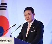 尹대통령, 文 전 대통령에게 생일 축하 蘭 전달